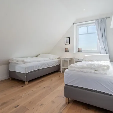 Meerzeit Ruegen Mit Reetdach, Sauna Und Wasserblick Vakantiehuis *