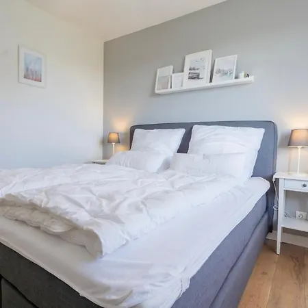 Meerzeit Ruegen Mit Reetdach, Sauna Und Wasserblick Vakantiehuis